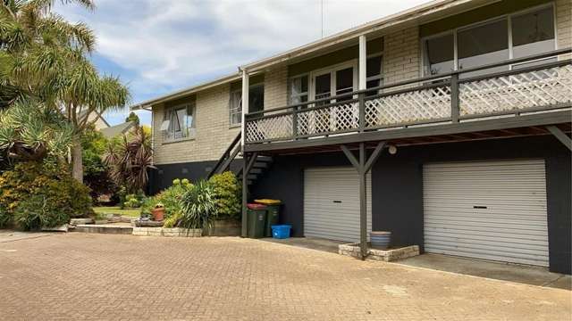 Traditional 70s Family Home on Omokoroa Peninsula