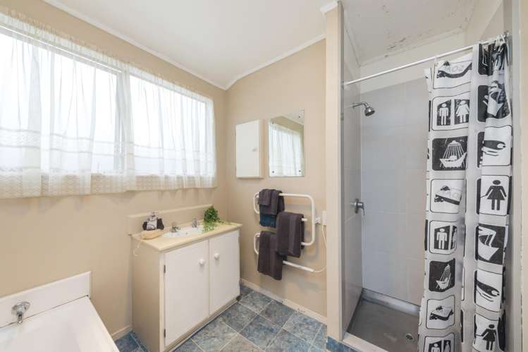 12 Escort Grove Awapuni_10