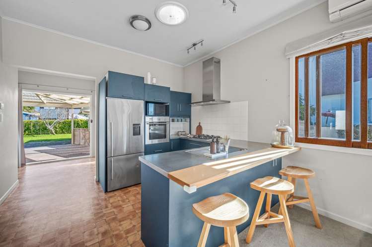 10 Joan Street Point Chevalier_4