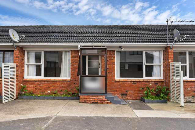 Brick & Tile Unit in Prime Papatoetoe