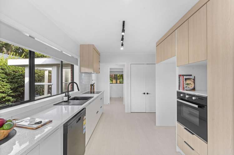 23 Lawrence Crescent Hill Park_5