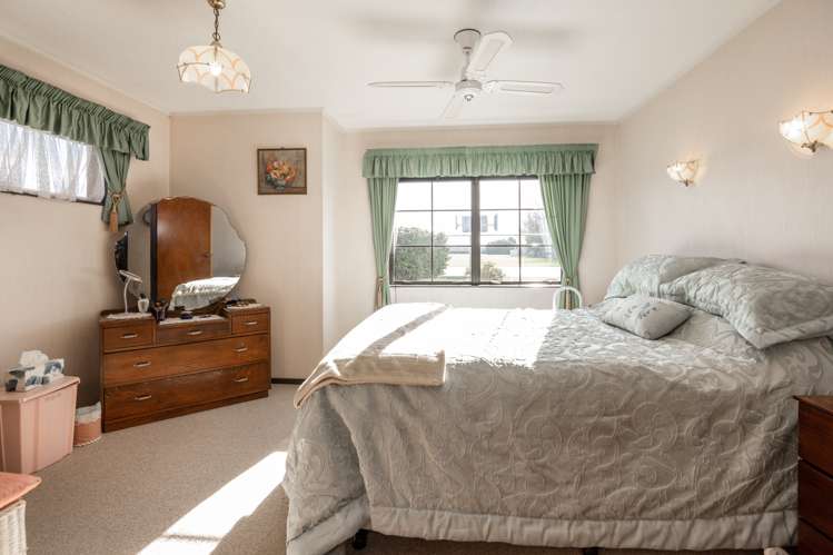 914 Willowpark Road North Mayfair_11