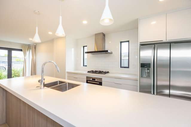 6 Henry Lloyd Place Silverdale_1