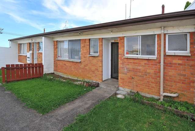 2 Bedroom Unit with Garage- Top Street Papatoetoe