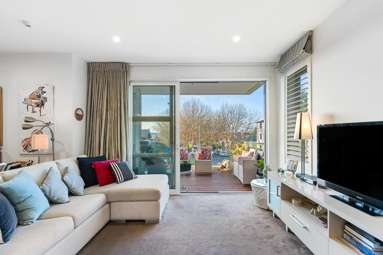 102/54 Surrey Crescent_4