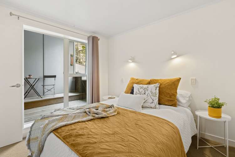 4 Piccadilly Circus Snells Beach_15