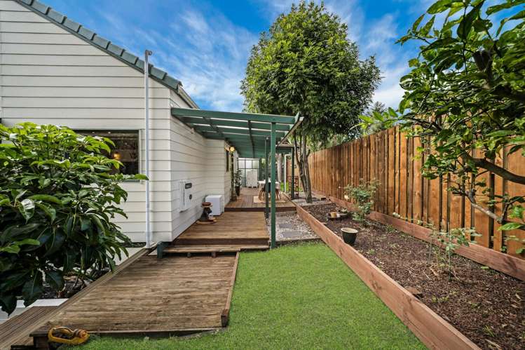 1/11 De Val Drive Titirangi_17