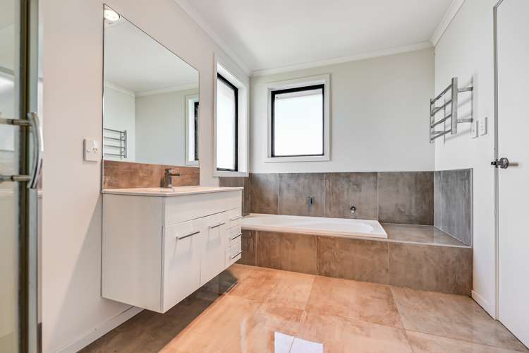 35 Cabourne Drive Glenview_14