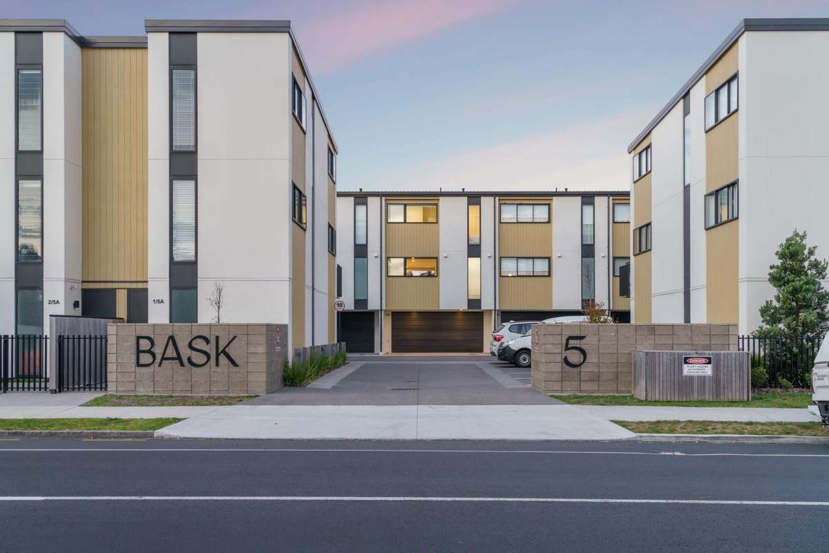 3 Level Modern Townhouse with Ocean Views! 1