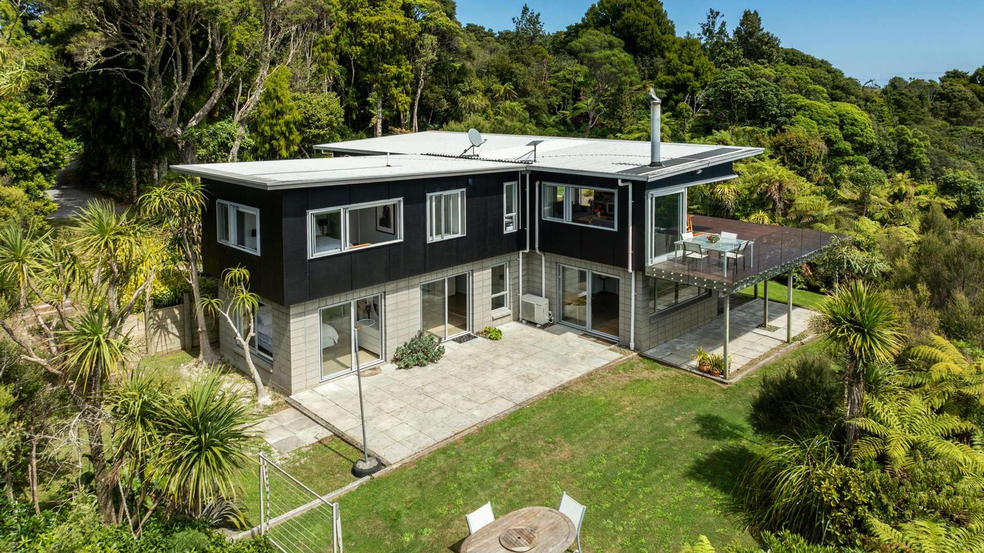 296 Piha Road Piha_0