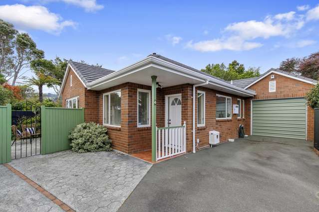 Home In The Heart Of Hutt Central!