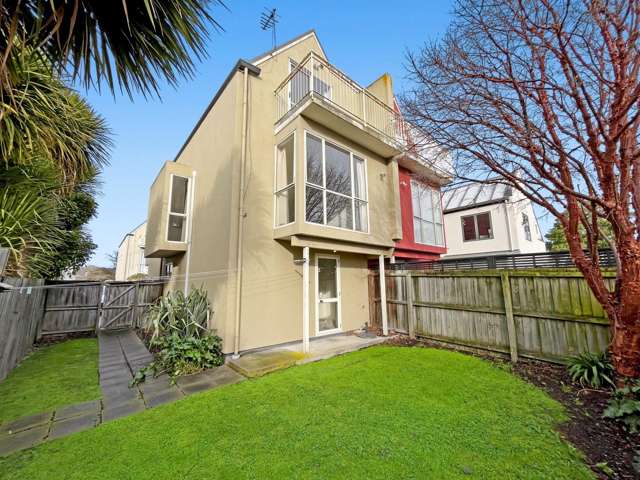 CITY CENTRE - REAR TOWNHOUSE, THREE BEDROOMS, GARAGE
