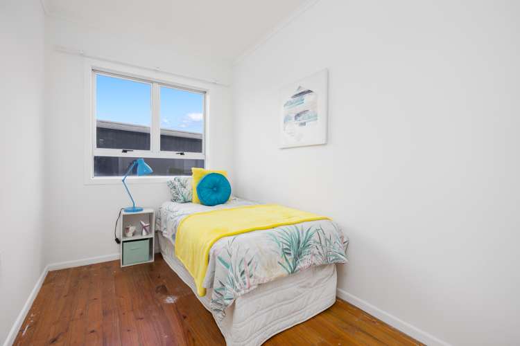 9 Piccadilly Circus Snells Beach_13