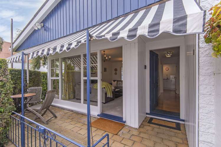 2/98 Office Road Merivale_1