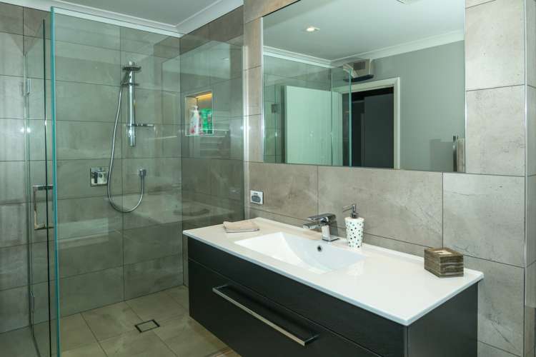 8 Climie Terrace Waimataitai_12