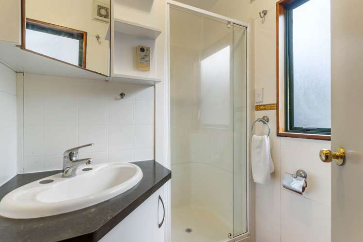 2/14 White Swan Road Mt Roskill_9