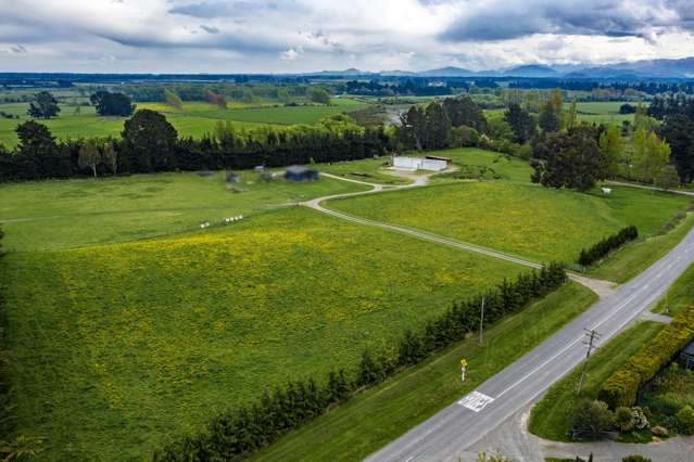 Fully fenced, views and sheds!