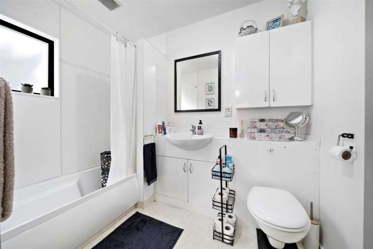 52 Wynyard Crescent Fernhill/Sunshine Bay_8