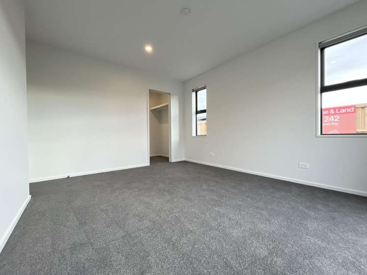 13 SIlvergrass Way 11103_11