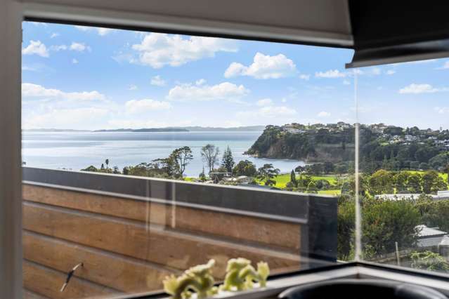 Heart of the Bay: Views & Convenience