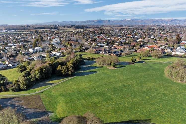 15 Denniston Crescent Redwood_19