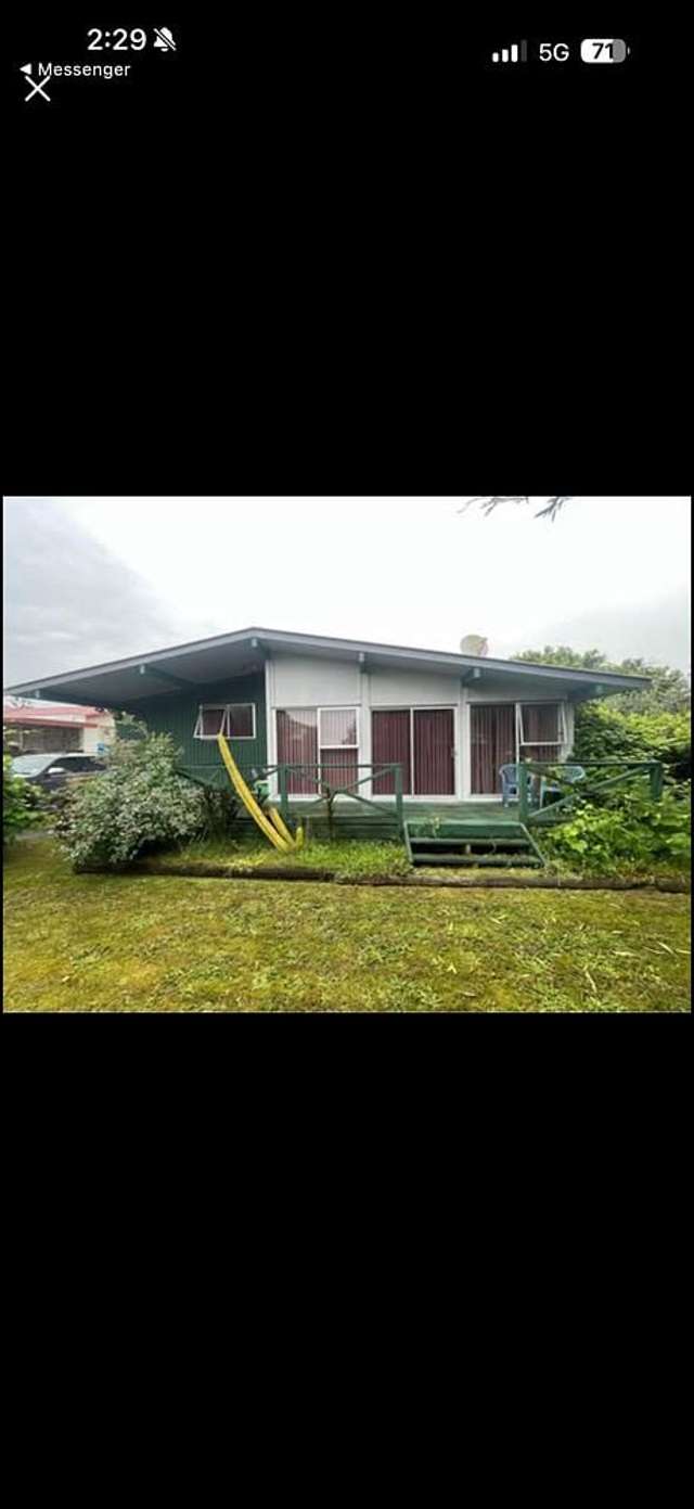 Large 3 Bedroom Family Home with Backyard