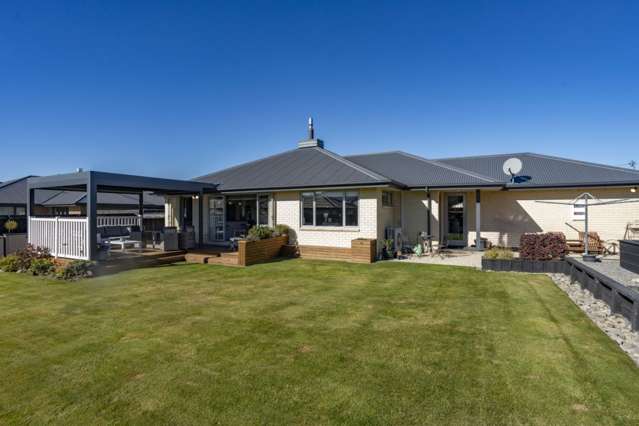 Warm, Welcoming Living with Mountain Views