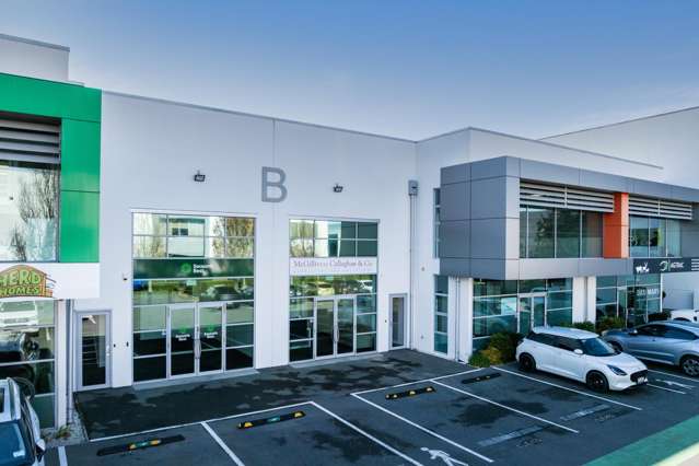 Office near the Airport with Parking
