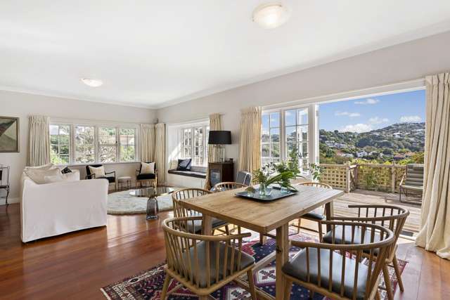 ELEGANCE WITH EXCEPTIONAL SUN & CONVENIENCE