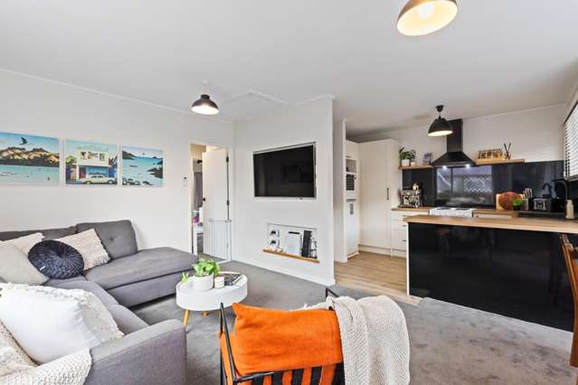 Sunny Start or Smart Downsize! 2 Beds + Study.