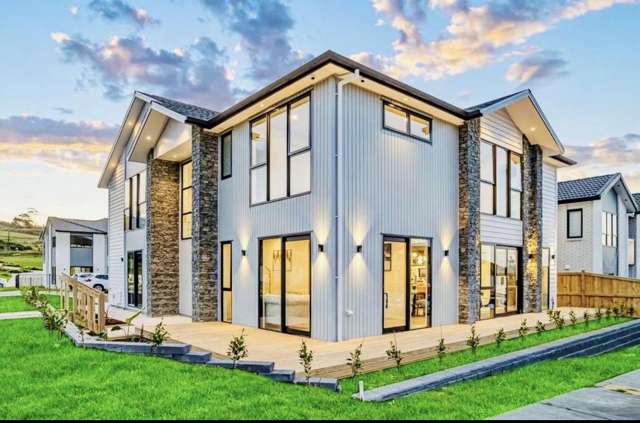 Luxurious Corner Living with 5 En-Suites!