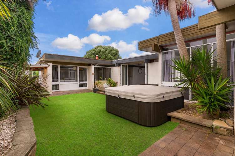 21 Lawrence Cresent Hill Park_13