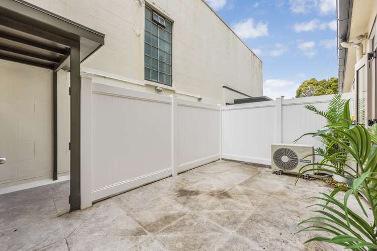 2/2 Upper Queen Street Auckland Central_13