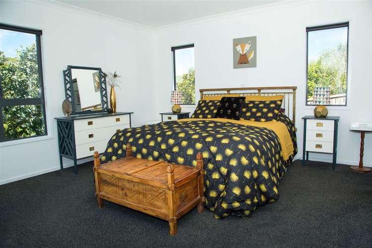 8 Tararua Close Aotea_14