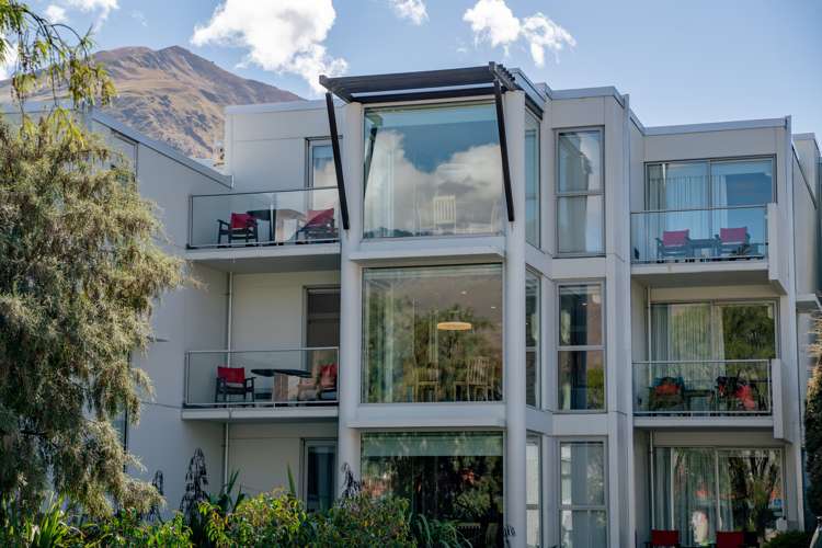211/21 Stanley Street Queenstown_13