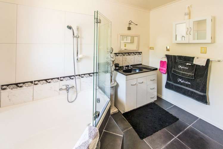 22 Lithgow Drive Otamatea_10