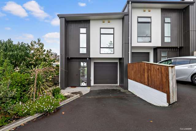 Stylish Townhouse With Courtyard Garden