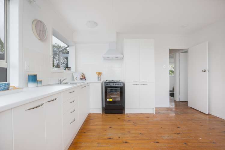 9 Piccadilly Circus Snells Beach_7