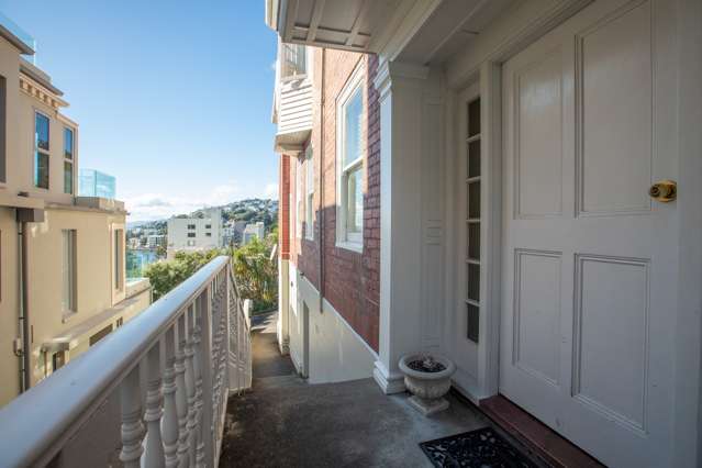 2/17 Oriental Terrace Oriental Bay_1