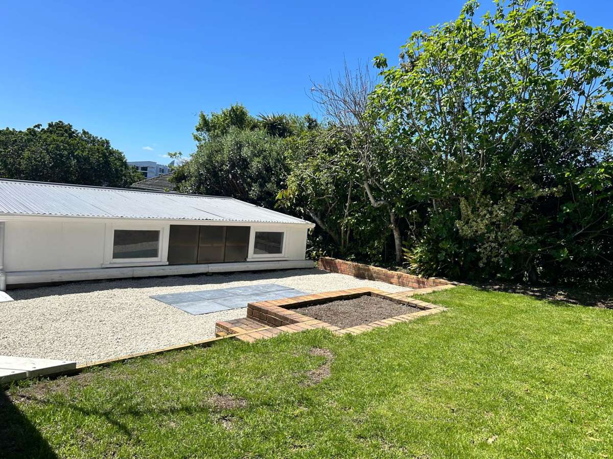 Spacious 2-Bedroom Home with Lovely Back Garden 2