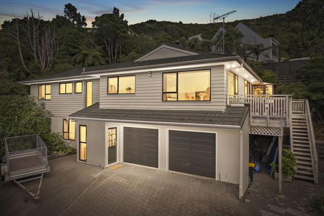 FABULOUS FAMILY HOME - ANYONE FOR TENNIS?