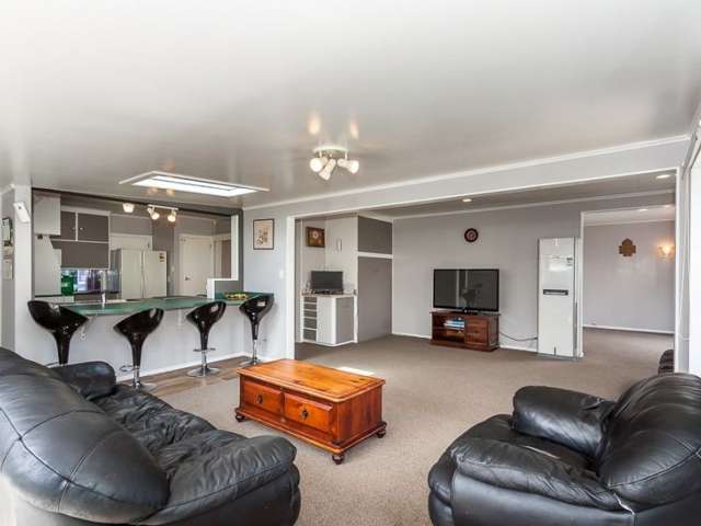 7 Eaton Crescent Otamatea_4