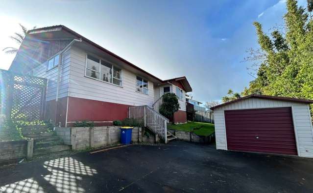 Elevated, spacious 3brm family home