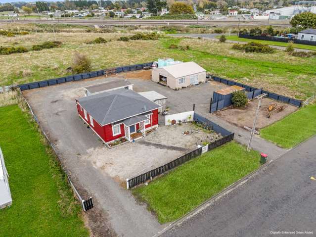 Charming Red Cottage - Plenty of Space!