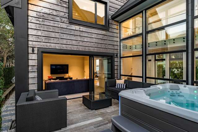 UNINTERRUPTED SEA VIEWS