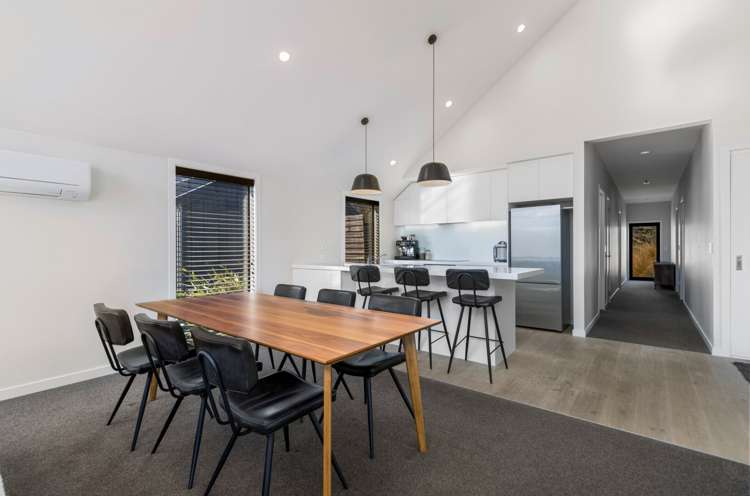 8 Falconer Rise Jacks Point_5