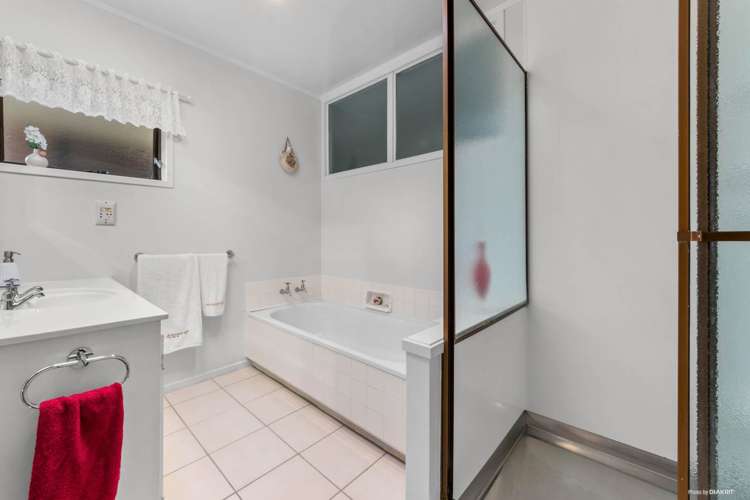 15 Wairata Place Te Atatu South_13