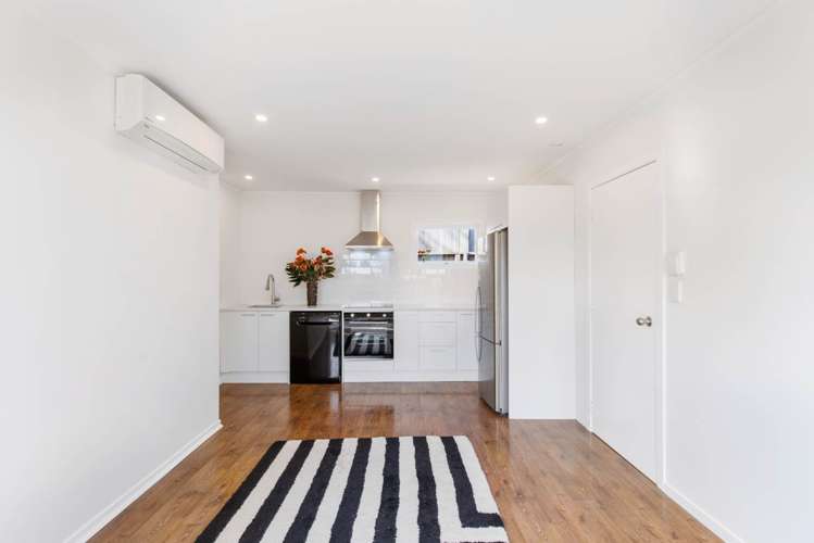 1/1 Griffiths Place Te Atatu South_8