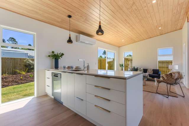 2 Living, High Timber Ceilings, Campervan Parking