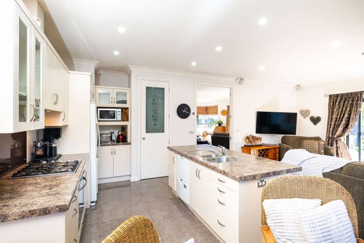 39 Heynes Place Clive_8